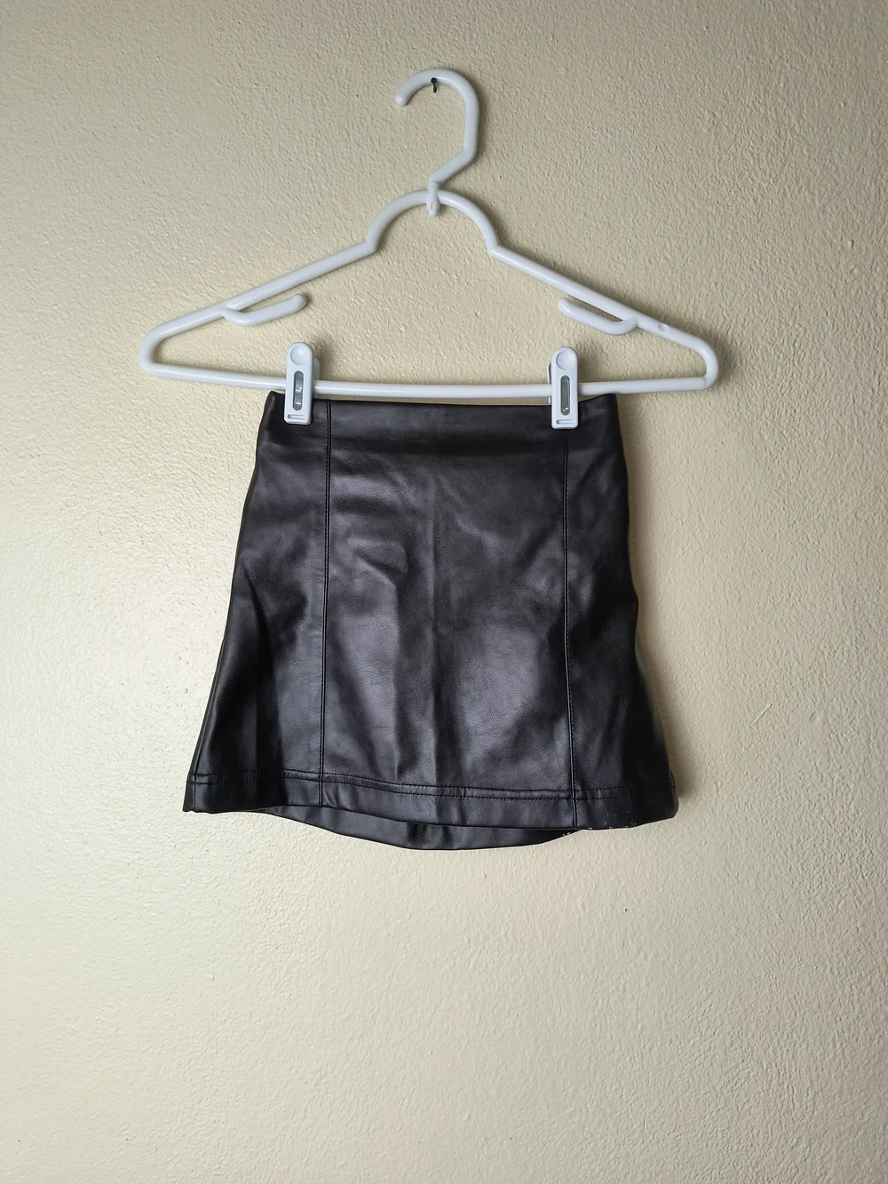 Old Navy Black Faux Leather A-Line Girls' Skirt S(6-7)